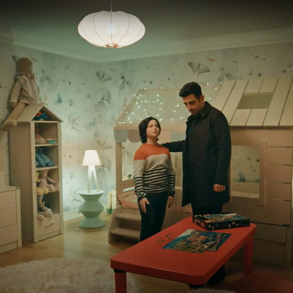 Papier peint papillons de la chambre de Damla Yılmaz (Gülizar Nisa Uray), série Çöp Adam