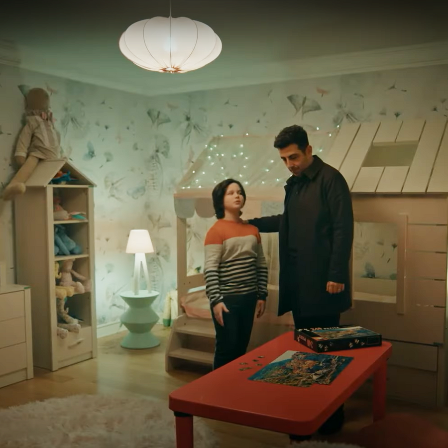 Papier peint papillons de la chambre de Damla Yılmaz (Gülizar Nisa Uray), série Çöp Adam