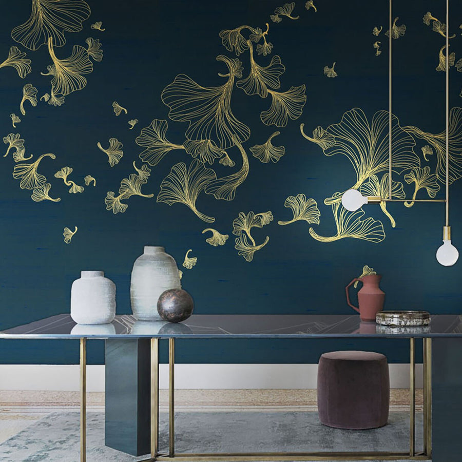 Papier peint feuilles dorées dessinées sur fond bleu marine