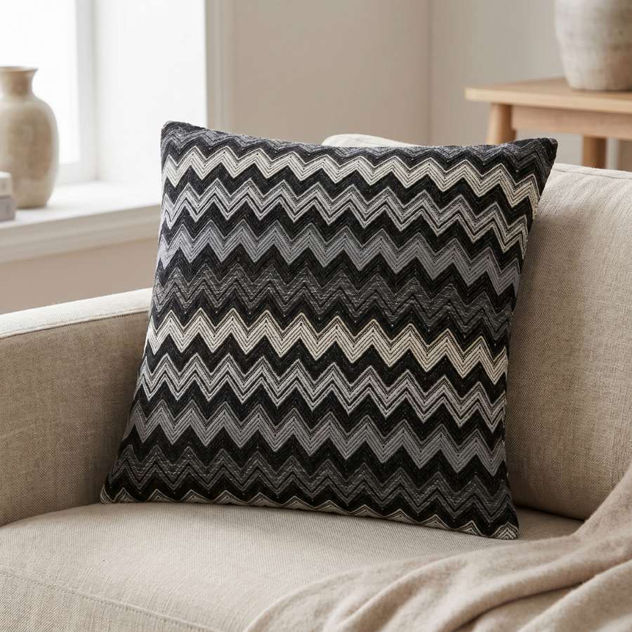 Coussin décoratif à motif zigzag classique noir et blanc