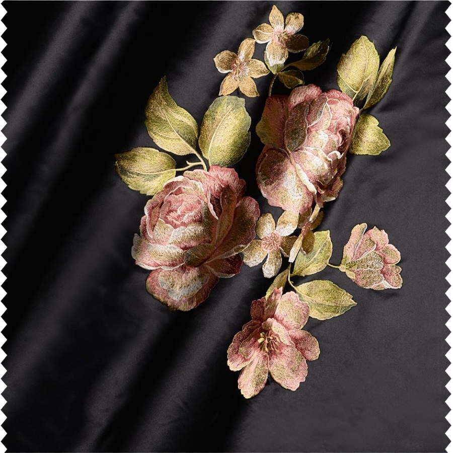 Tissu panneau brodé sur fond satiné