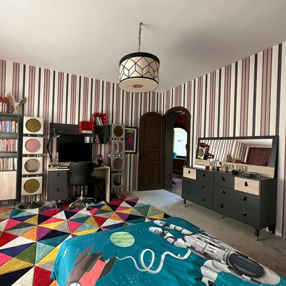 Papier peint chambre d'Adin Külçe (Aydos), série Ya Çok Seversen