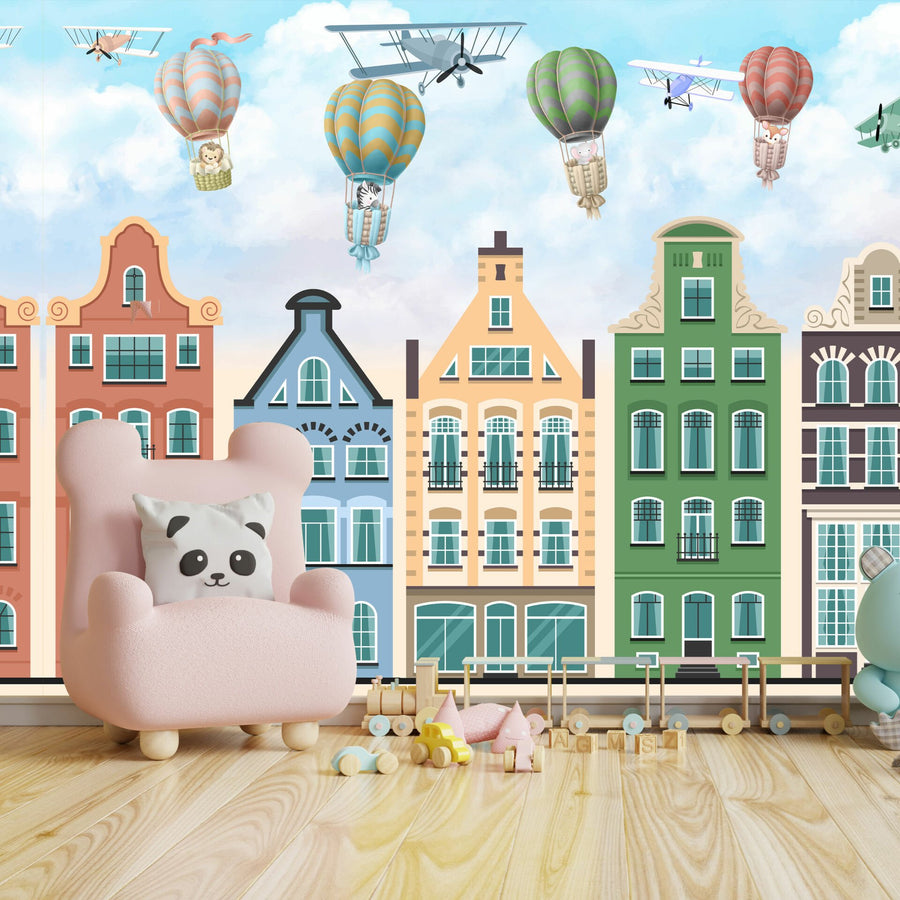 Papier peint immeubles colorés, montgolfières bleues et animaux