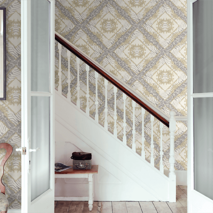 Papier peint Versace motif cachemire blanc, gris et or