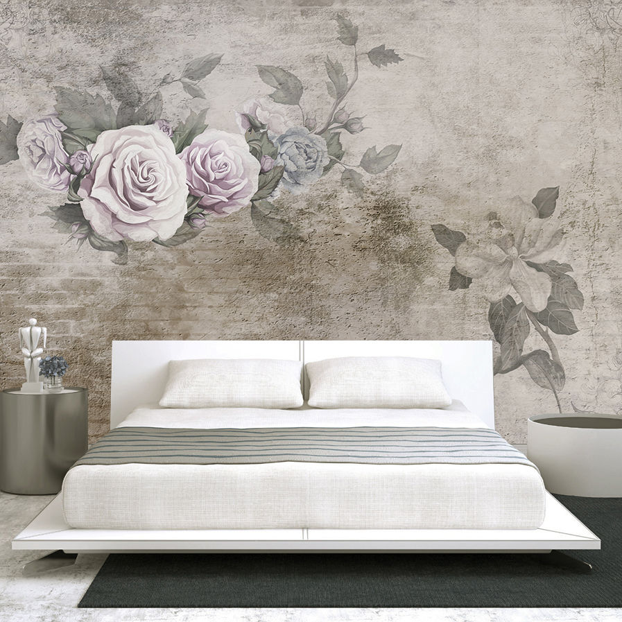 Papier peint roses sur mur de pierre patiné