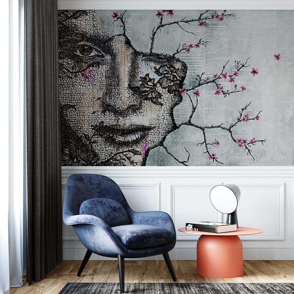 Papier peint visage et fleurs de sakura fuchsia sur mur craquelé