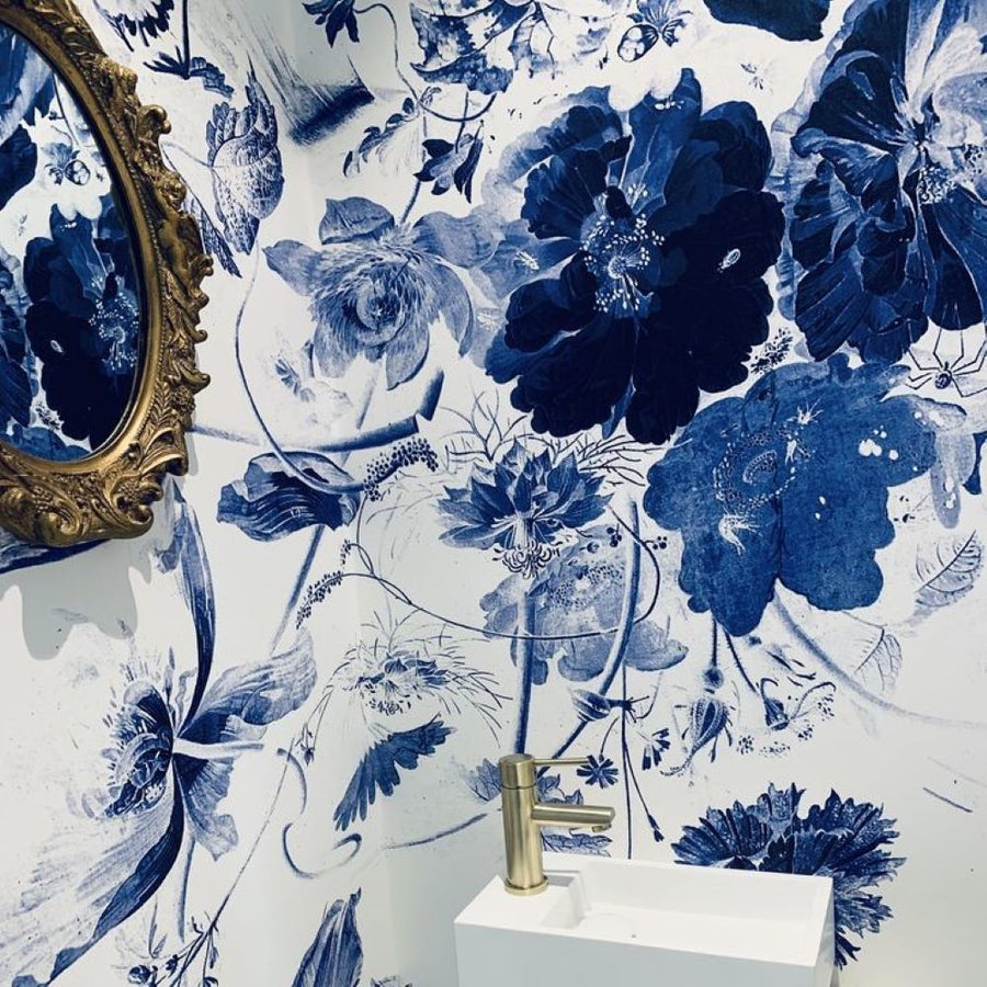 Papier peint roses bleues épanouies sur fond blanc