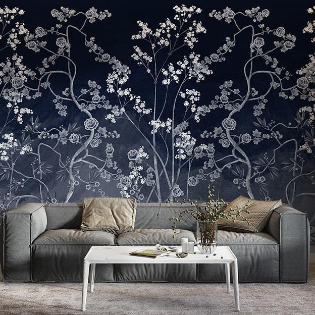 Papier peint fleurs grimpantes blanches sur fond bleu marine
