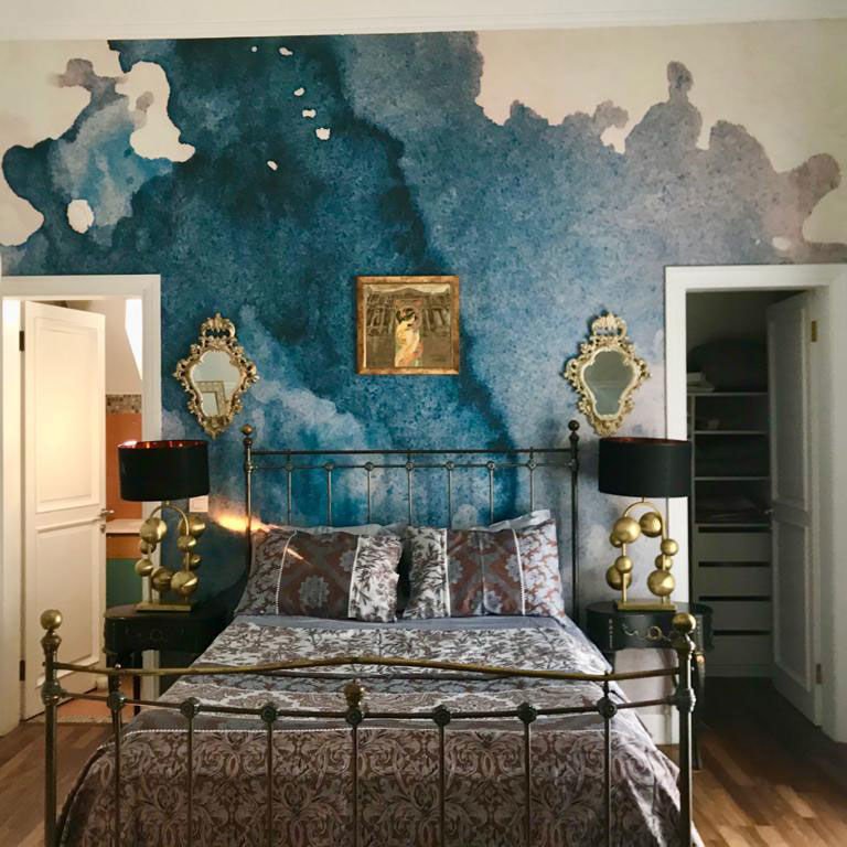 Papier peint aquarelle aux tons de bleu de la chambre de MEHVEŞ (ŞEBNEM DÖNMEZ), série Zemheri