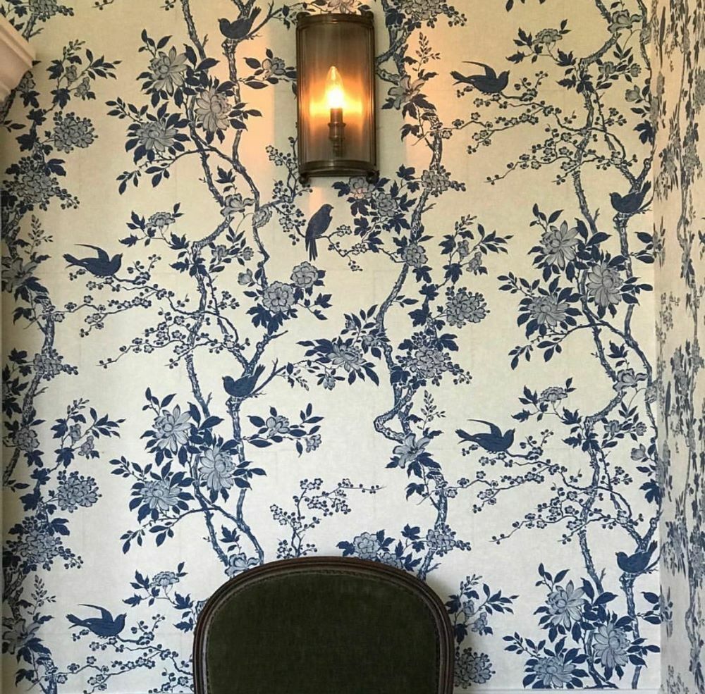 Papier peint Marlowe Floral fleurs et oiseaux sur fond bleu marine