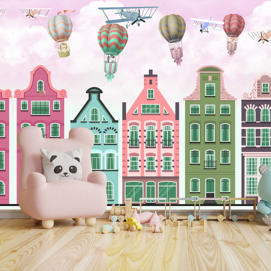 Papier peint immeubles colorés et montgolfières sur fond rose