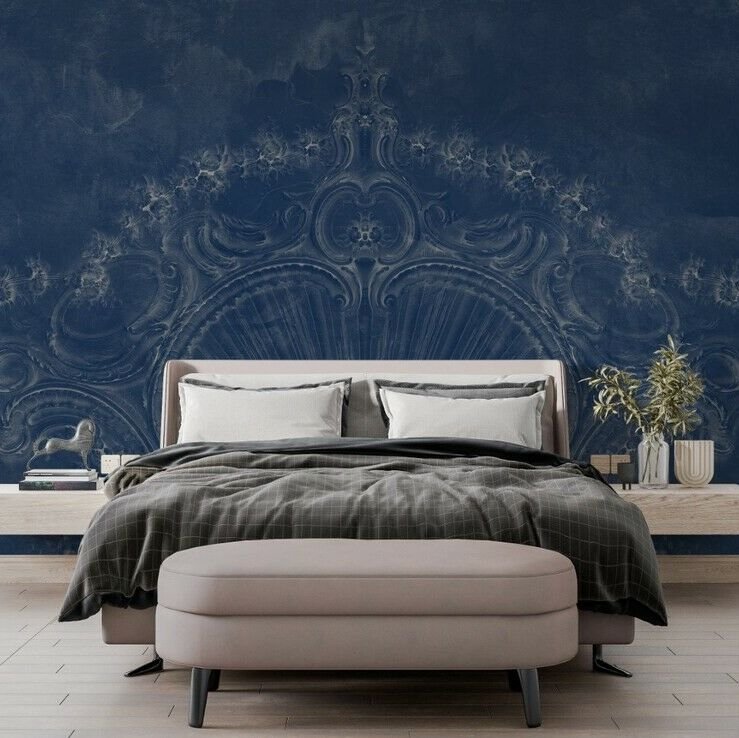 Papier peint motif couronne sur fond bleu marine patiné
