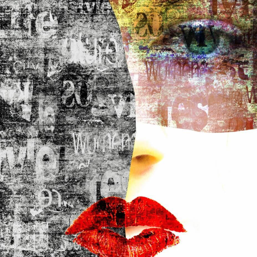 Papier peint visage de femme au rouge à lèvres et inscriptions