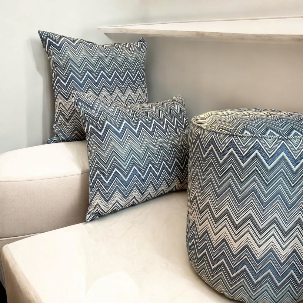 Pouf et coussin à motif zigzag bleu