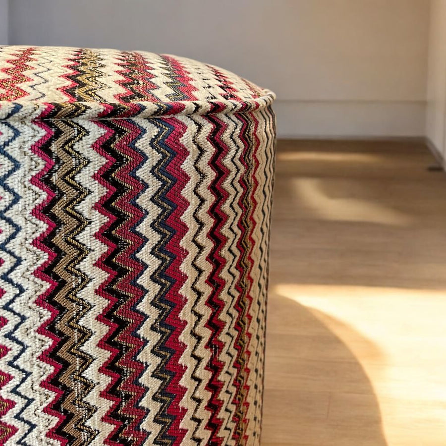 Pouf en tissu tissé à motif zigzag