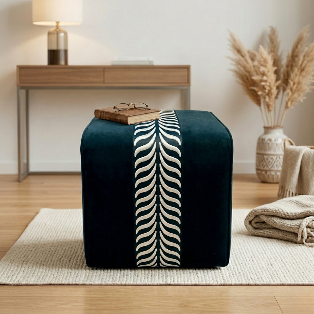 Pouf en velours noir à bordure brodée