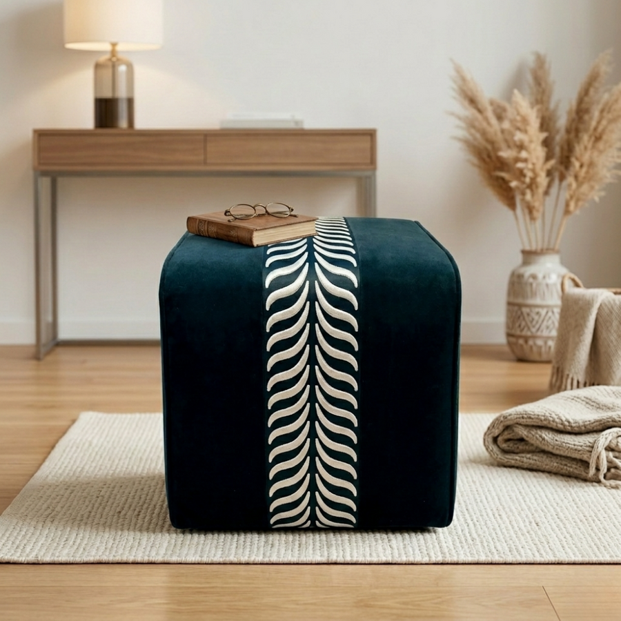 Pouf en velours noir à bordure brodée