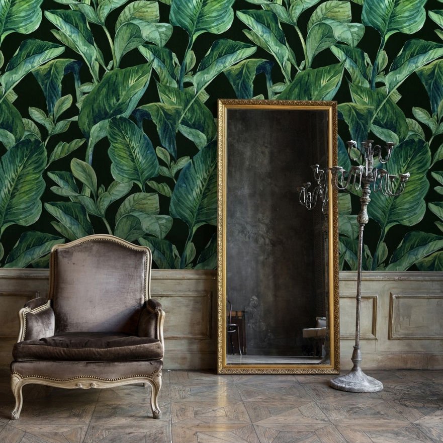Papier peint feuillage vert dense sur fond noir