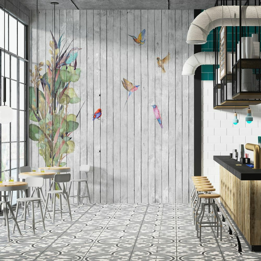 Papier peint perroquets sur une clôture en bois