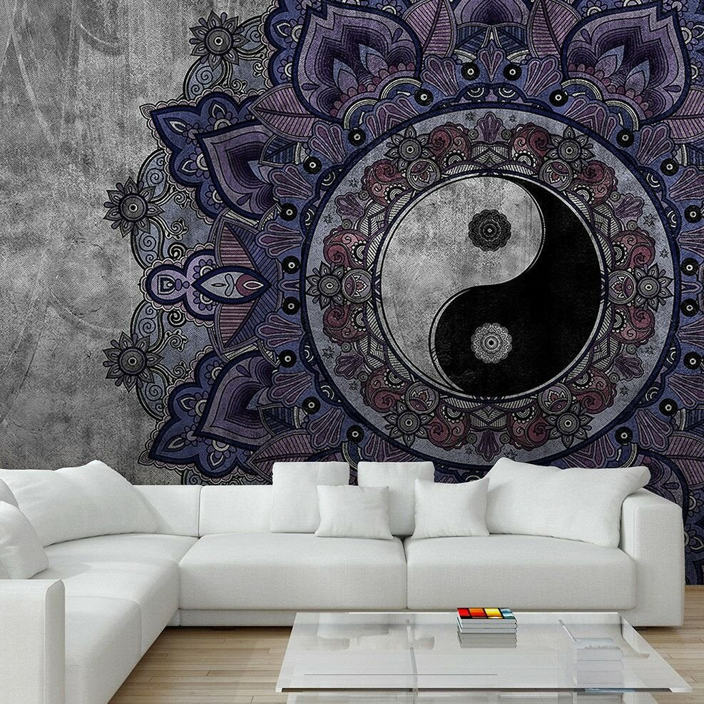 Mor mandala ve yin yang desenli duvar kağıdı bulunan salon