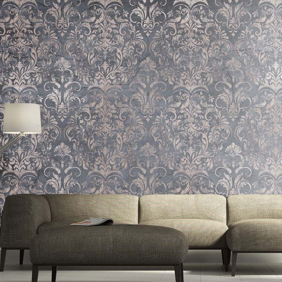 Papier peint motif cachemire sur mur craquelé anthracite