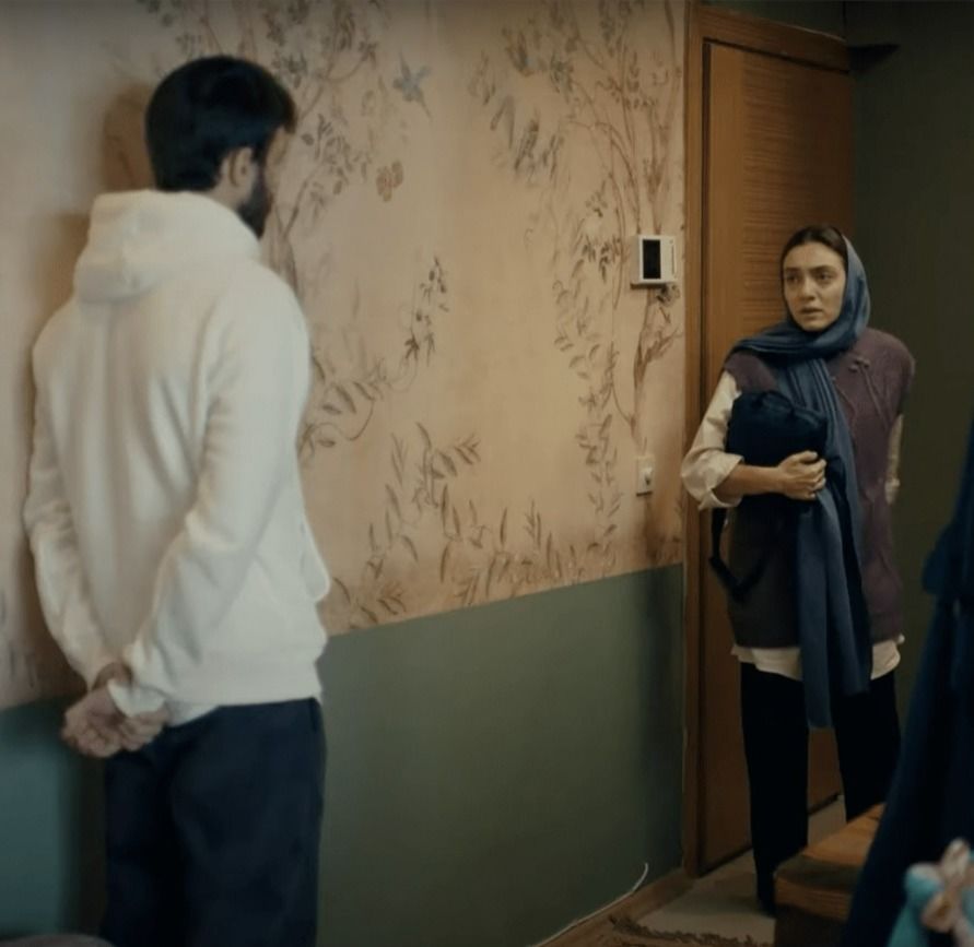 Papier peint lierre et roses du salon de Nisa (Merve Dizdar), série Ömer