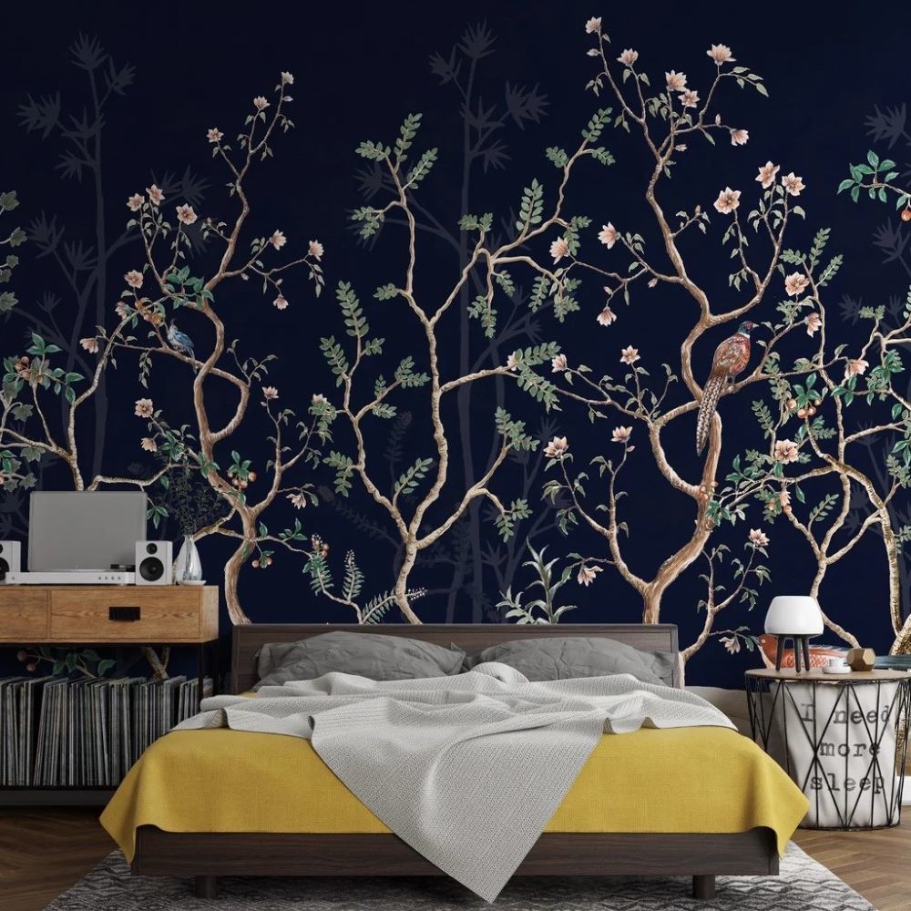 Papier peint oiseaux et fleurs sur fond bleu marine