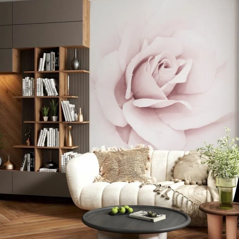 Büyük pudra pembe gül desenli duvar kağıdı bulunan modern salon