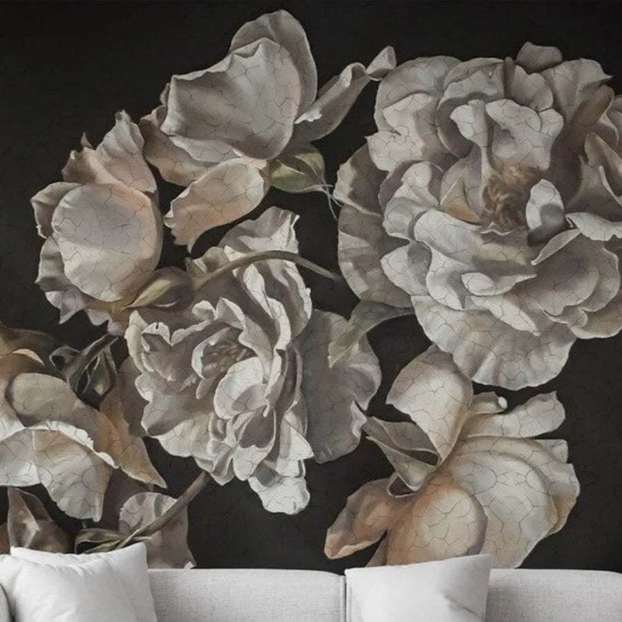 Papier peint grandes roses en relief sur fond craquelé
