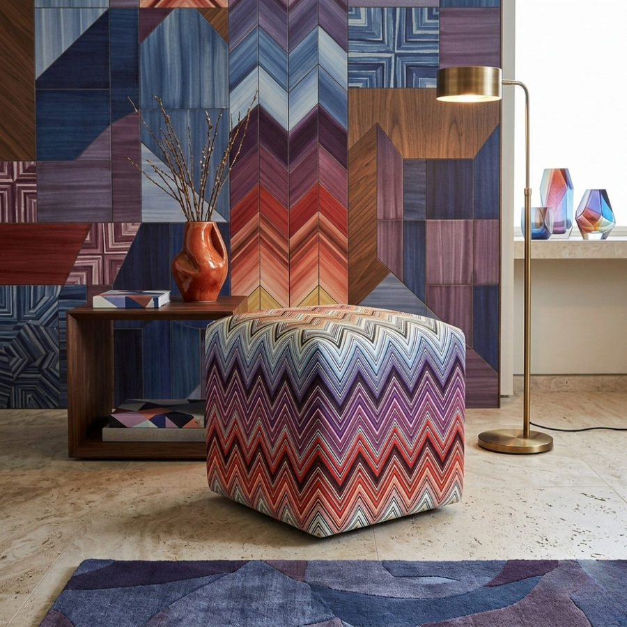 Pouf à motif zigzag bleu marine et rouge