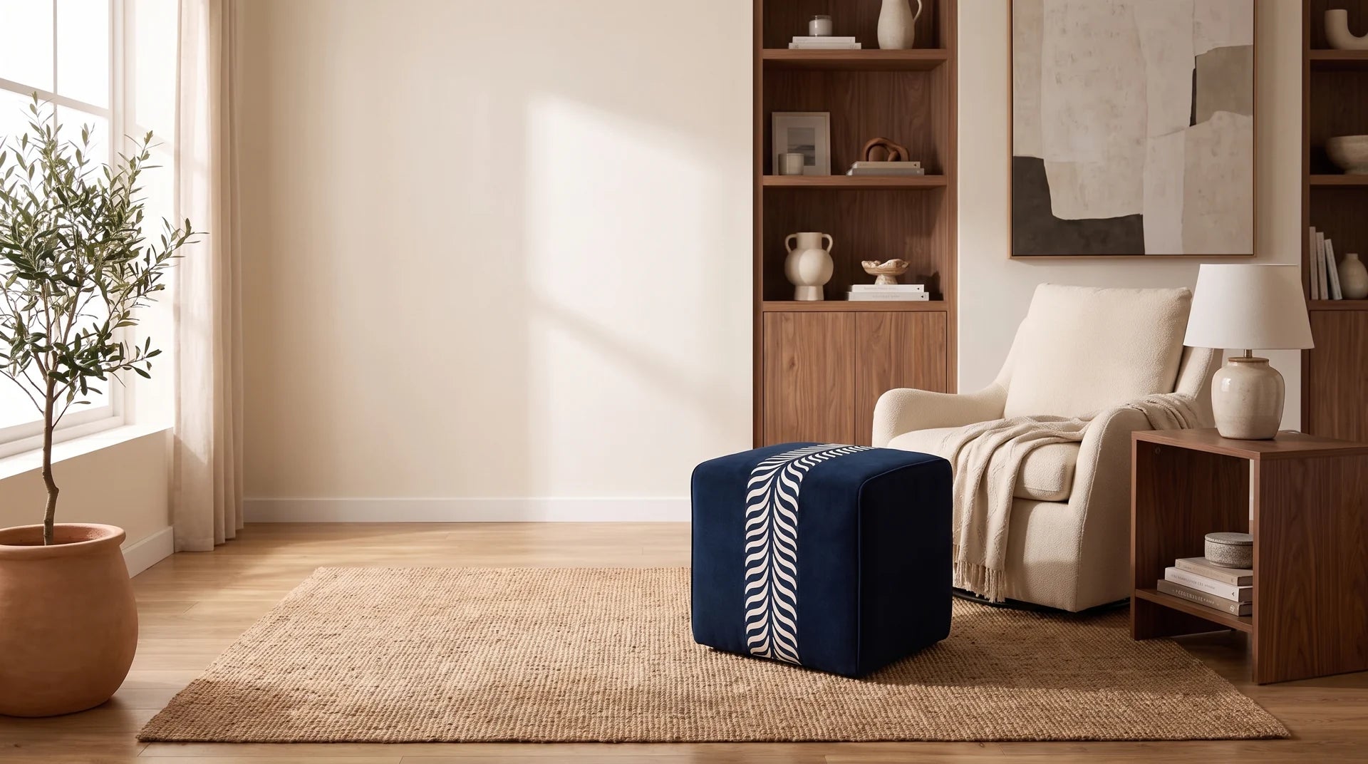 Pouf bleu marine à motif végétal crème dans un coin lecture